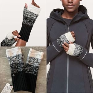 NWOT Size XS/S Lululemon Twisted Bliss Fingerless Gloves in Black/Angel Wing